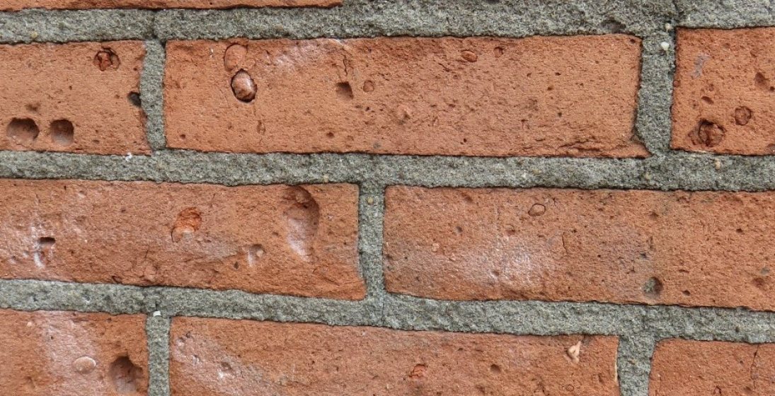 Schade baksteen metstelwerk