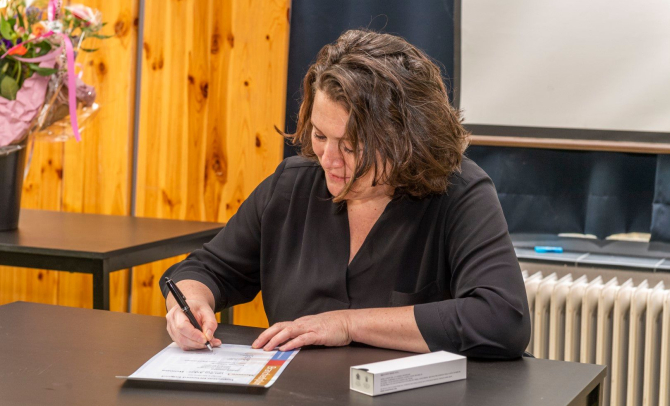 Diploma tekenen Laura van den Anker