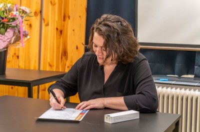 Diploma tekenen Laura van den Anker